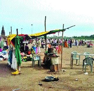 Thatti shops in Chandrabhaga's area | चंद्रभागेच्या पात्रात थाटली दुकाने