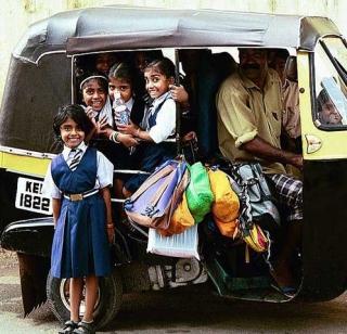 The travel of school students is risky | शालेय विद्यार्थ्यांचा प्रवास धोक्याचा The travel of school students is risky | शालेय विद्यार्थ्यांचा प्रवास धोक्याचा