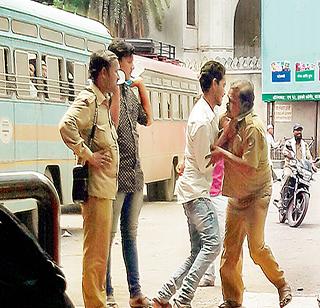 'Dabanggiri' of water vendor in ST | एसटीत पाणी विक्रेत्याची ‘दबंगगिरी’ 'Dabanggiri' of water vendor in ST | एसटीत पाणी विक्रेत्याची ‘दबंगगिरी’