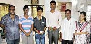 Felicitations of the merchants, distributors and merchants by Lokmat | लोकमततर्फे वितरक, विक्रेत्यांच्या गुणवंत पाल्यांचा सत्कार Felicitations of the merchants, distributors and merchants by Lokmat | लोकमततर्फे वितरक, विक्रेत्यांच्या गुणवंत पाल्यांचा सत्कार