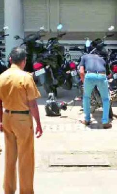 Unprofitable Bags at Dwarka | द्वारका येथे बेवारस बॅगं Unprofitable Bags at Dwarka | द्वारका येथे बेवारस बॅगं