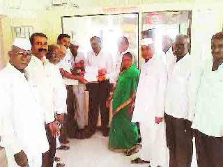 For the kharif subsidy, the district bank will be covered | खरीप अनुदानासाठी जिल्हा बॅँकेला घेराव