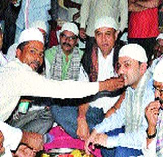 Padmavasti Iftar party enthusiasm | पद्मावतीत इफ्तार पार्टी उत्साहात Padmavasti Iftar party enthusiasm | पद्मावतीत इफ्तार पार्टी उत्साहात