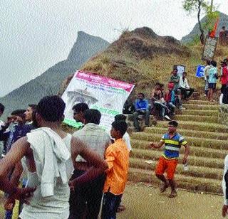 Tourists safety hazard! | पर्यटकांची सुरक्षा धोक्यात ! Tourists safety hazard! | पर्यटकांची सुरक्षा धोक्यात !