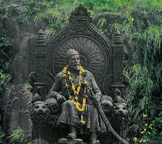 Loom in the front, Raigadawar! | थेट लोटांगण घालत, रायगडावर!