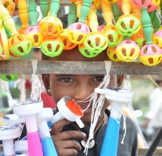 A walk in the pathway to survive | पालखी मार्गाने दाखवली जगण्याची वाट