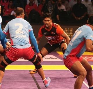 Jaipur Pinchers beat Telugu Titans by 4 points | जयपूर पिंक पँथर्सची तेलुगु टायटन्सवर ४ गुणांनी मात