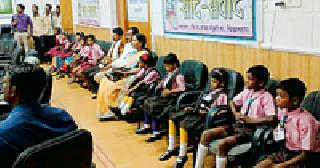 Coconut Hughes with domi, Mozery students | डोमी, मोझरीच्या विद्यार्थ्यांशी कोरकूतून हितगूज