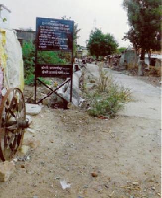 The construction of the canal has dropped in 10 days | माजरीतील नाली बांधकाम १० दिवसांत कोसळले