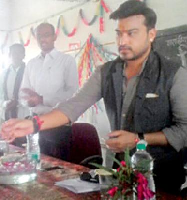 Guardian Minister reached the Khamankhero school to welcome the students | खमनचेरू शाळेत विद्यार्थ्यांच्या स्वागताला पालकमंत्री पोहोचले