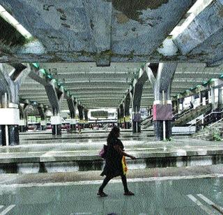 Migrating passengers due to leaky locals | गळक्या लोकलमुळे प्रवासी होताहेत हैराण Migrating passengers due to leaky locals | गळक्या लोकलमुळे प्रवासी होताहेत हैराण