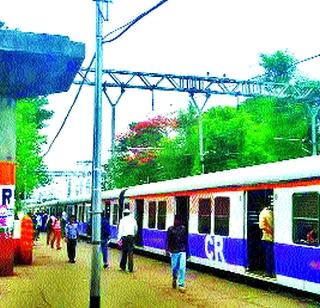 The bridge in the Neel Station is partially | नेरळ स्थानकातील पूल अर्धवट