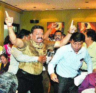 Shiva Sainik Raida again | शिवसैनिकांचा पुन्हा राडा Shiva Sainik Raida again | शिवसैनिकांचा पुन्हा राडा