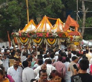 Due to the chariot wheel of the charioteer, it is two hours late | रथाची चाकं पंक्चर झाल्याने पालखी सोहळ्याला 2 तासांचा उशीर Due to the chariot wheel of the charioteer, it is two hours late | रथाची चाकं पंक्चर झाल्याने पालखी सोहळ्याला 2 तासांचा उशीर