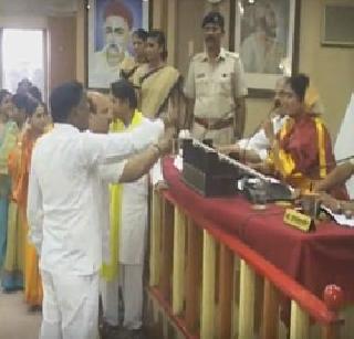 Biggest confusion at Akola Municipal Council meeting | अकोला महापालिकेच्या सभेत प्रचंड गोंधळ