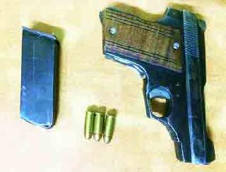 The country's cash seized from the deceased criminals, preparing for the robbery | दरोड्याच्या तयारीतील सराईत गुन्हेगारांकडून देशी कट्टा जप्त