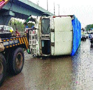 Container reversed, highway disrupted | कंटेनर पलटला, महामार्ग विस्कळीत