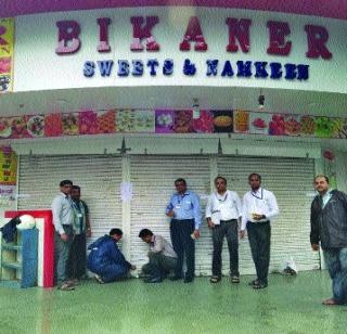 Sealed with 60 grams in the hotel | हॉटेलसह ६० गाळ्यांना ठोकले सील Sealed with 60 grams in the hotel | हॉटेलसह ६० गाळ्यांना ठोकले सील