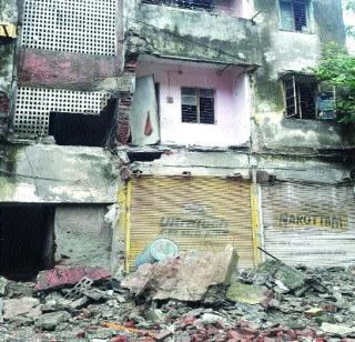 The gallery collapsed in the basement | नालासोपाऱ्यात गॅलरी कोसळली