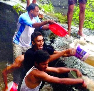 Cleaner made by Shaleedars of Tadalwadi Fort | तांदूळवाडी किल्ल्याची शिलेदारांनी केली स्वच्छता