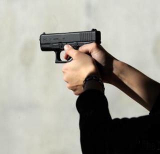 Gunfight and attempt to murder youth | गोळी झाडून तरुणाच्या खुनाचा प्रयत्न