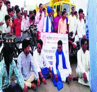 Stop the road to protest against the demolition of Ambedkar | आंबेडकर भवन पाडल्याच्या निषेधार्थ रास्ता रोको Stop the road to protest against the demolition of Ambedkar | आंबेडकर भवन पाडल्याच्या निषेधार्थ रास्ता रोको