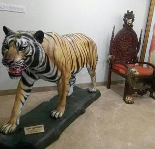 Therefore, BJP did not give Tiger to Uddhav Thackeray | म्हणून भाजपने उद्धव ठाकरेंना वाघ दिला नाही ना ! Therefore, BJP did not give Tiger to Uddhav Thackeray | म्हणून भाजपने उद्धव ठाकरेंना वाघ दिला नाही ना !