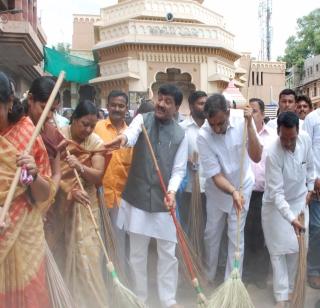 Baban Rao Lonikar will complete the entire state in 3 years | ३ वर्षात संपूर्ण राज्य हागणदारीमुक्त करणार - बबनराव लोणीकर