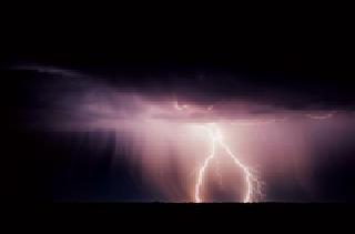 Five percent of the electricity reaches the ground | पाच टक्केच वीज पोहोचते जमिनीवर Five percent of the electricity reaches the ground | पाच टक्केच वीज पोहोचते जमिनीवर