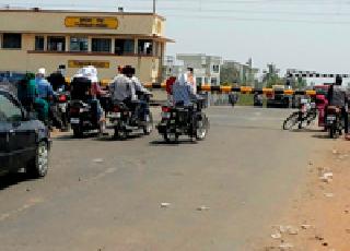 The train did not remove the tender for the flyover | रेल्वेने उड्डाणपुलाची निविदाच काढली नाही