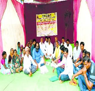 On the fourth day, the Ardhnagna movement | चौथ्या दिवशी अर्धनग्न आंदोलन On the fourth day, the Ardhnagna movement | चौथ्या दिवशी अर्धनग्न आंदोलन