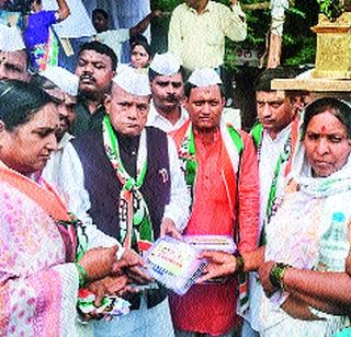 The service of the Warkaris in the city | शहरात वारकऱ्यांची मनोभावे सेवा