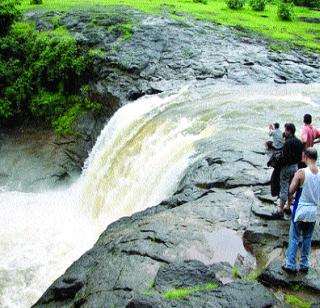 Vikramgarh's palatal waterfalls HOUSEFUL | विक्रमगडचा पलुचा धबधबा हाऊसफुल्ल Vikramgarh's palatal waterfalls HOUSEFUL | विक्रमगडचा पलुचा धबधबा हाऊसफुल्ल