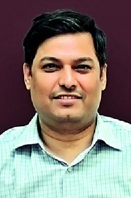 Chief Minister's praise on the back of the collector | जिल्हाधिकाऱ्यांच्या पाठीवर मुख्यमंत्र्यांची कौतुकाची थाप Chief Minister's praise on the back of the collector | जिल्हाधिकाऱ्यांच्या पाठीवर मुख्यमंत्र्यांची कौतुकाची थाप