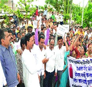 Holi of bogus lists below poverty line | दारिद्रय़रेषेखालील बोगस याद्यांची होळी Holi of bogus lists below poverty line | दारिद्रय़रेषेखालील बोगस याद्यांची होळी