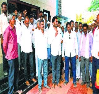 The amount of crop insurance should be given to the farmers! | पीक विम्याची रक्कम शेतक-यांना द्यावी! The amount of crop insurance should be given to the farmers! | पीक विम्याची रक्कम शेतक-यांना द्यावी!