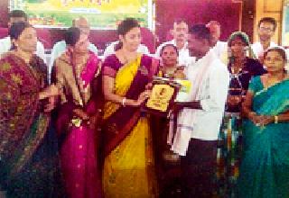 Honor of skilled farmers on behalf of Zilla Parishad | जिल्हा परिषदेच्यावतीने कर्तबगार शेतकऱ्यांचा सन्मान Honor of skilled farmers on behalf of Zilla Parishad | जिल्हा परिषदेच्यावतीने कर्तबगार शेतकऱ्यांचा सन्मान