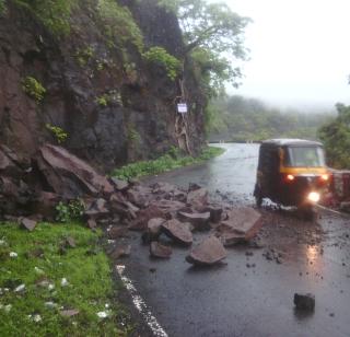 'Kas Plateau' road collapses! | ‘कास पठार’ रस्त्यावर दरड कोसळली !