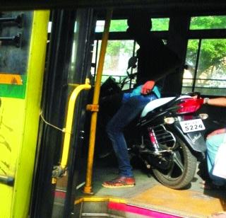 Bike transport from bus to transport | परिवहनच्या बसमधून दुचाकीची वाहतूक