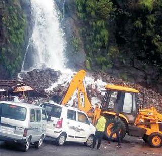 Due to the collapse of the Poladpuranic all-terrain Ghat, the traffic singles | पोलादपूरनजिक आंबेनळी घाटात दरड कोसळल्याने वाहतूक एकेरी Due to the collapse of the Poladpuranic all-terrain Ghat, the traffic singles | पोलादपूरनजिक आंबेनळी घाटात दरड कोसळल्याने वाहतूक एकेरी