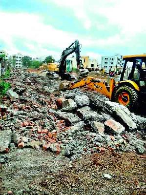 Hammer on the construction of the corporation | नगरसेवकाच्या बांधकामावर हातोडा Hammer on the construction of the corporation | नगरसेवकाच्या बांधकामावर हातोडा