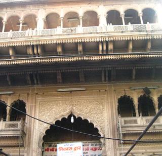 Banka Bihari temple's income is more than 100 crores | बांके बिहारी मंदिराचे उत्पन्न शंभर कोटींच्या पुढे Banka Bihari temple's income is more than 100 crores | बांके बिहारी मंदिराचे उत्पन्न शंभर कोटींच्या पुढे