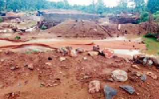 The work of nearby bridge near Koregaon is incomplete | कोरेगाव नजीकच्या पुलाचे काम अपूर्ण The work of nearby bridge near Koregaon is incomplete | कोरेगाव नजीकच्या पुलाचे काम अपूर्ण