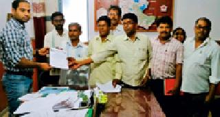 Take action against the casters | भवन पाडणाऱ्यांवर कारवाई करा Take action against the casters | भवन पाडणाऱ्यांवर कारवाई करा