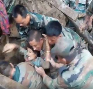 Surprise! Two days after being trapped under a dingy woman alive | आश्चर्य ! दोन दिवस ढिगा-याखाली अडकूनही महिला जिवंत Surprise! Two days after being trapped under a dingy woman alive | आश्चर्य ! दोन दिवस ढिगा-याखाली अडकूनही महिला जिवंत