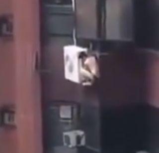 VIDEO: Lover's husband suddenly came home, lover lover hanging on the 8th floor to save his life | VIDEO: प्रेयसीचा पती अचानक घरी, जीव वाचवायला ८व्या मजल्यावर लटकला प्रियकर VIDEO: Lover's husband suddenly came home, lover lover hanging on the 8th floor to save his life | VIDEO: प्रेयसीचा पती अचानक घरी, जीव वाचवायला ८व्या मजल्यावर लटकला प्रियकर