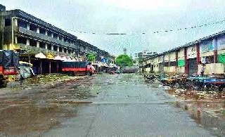 Thirty crore transactions in the Nashik Market Committee jam | नाशिक बाजार समितीत ४० कोटींचे व्यवहार ठप्प