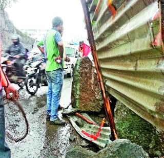 The demand for deletion of dangerous threats | धोकादायक दरडी हटविण्याची मागणी