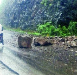 Ursa crashed collapsed rift | उर्से खिंडीत कोसळली दरड