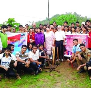 Students complete their incomplete dream of Professor | विद्यार्थ्यांनी पूर्ण केले प्राध्यापकाचे अपूर्ण स्वप्न Students complete their incomplete dream of Professor | विद्यार्थ्यांनी पूर्ण केले प्राध्यापकाचे अपूर्ण स्वप्न